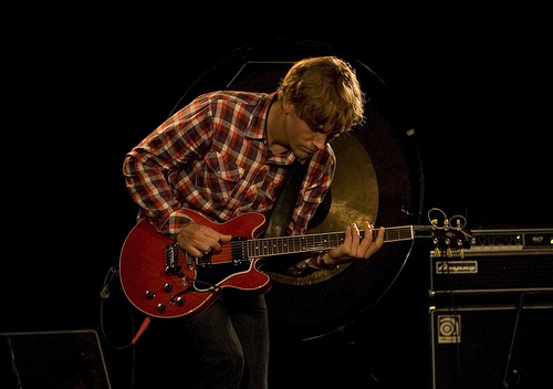 AVGARDE - BERGENS KONSERTSERIE FOR NY MUSIKK: STRINGS ATTACHED?